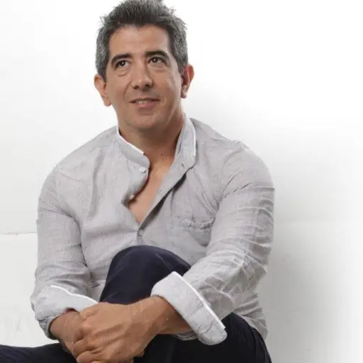 Henry Dueñas se reinventa tras su salida de televisión y emprende con “El Pollo Vegano”