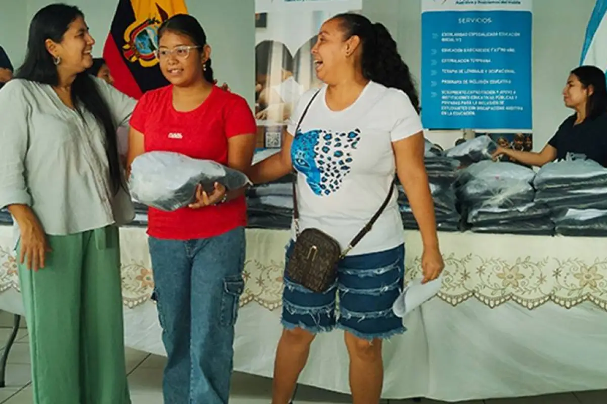 Municipio de Guayaquil entrega uniformes escolares a 280 estudiantes con discapacidad