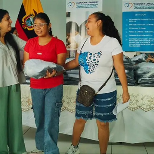 Escuelas municipales de Guayaquil reciben dotación de uniformes para alumnos con discapacidad