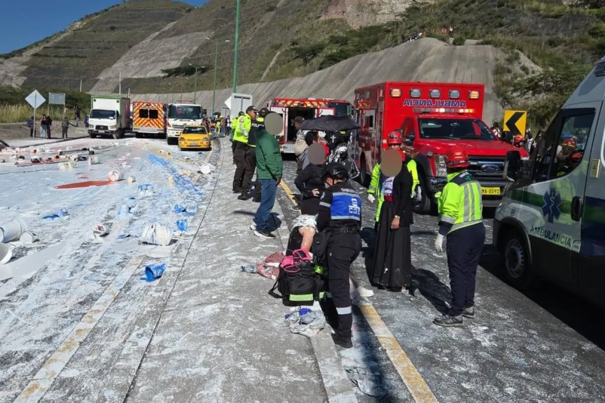Equipos de rescate fueron desplegados de inmediato al sitio del accidente para atender a las víctimas., Bomberos Quito
