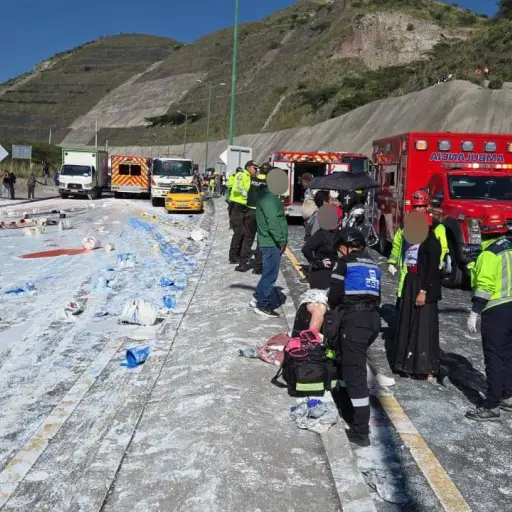 Tragedia en la vía a Guayllabamba: Bus y camión chocan, dejando un saldo de 2 muertos y 42 heridos