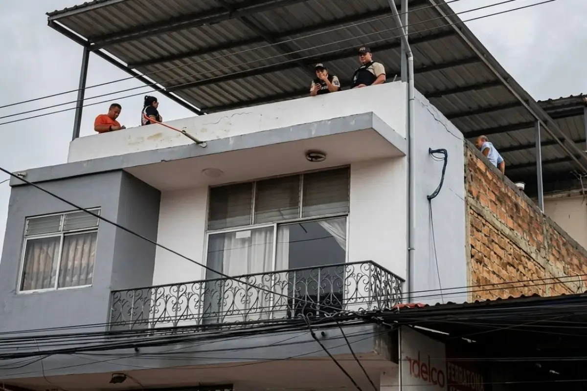 Policías y bomberos subieron a la terraza a brindar ayuda, pero ya nada se pudo hacer por las dos víctimas., Redes