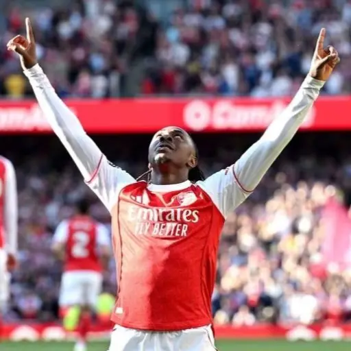 Arsenal con Hincapié vence 1-0 al Newcastle United y recupera el liderato de la Premier League  