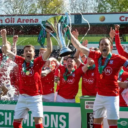 Locura en la National League: York City asciende en el tiempo de descuento tras invasión del Rochdale