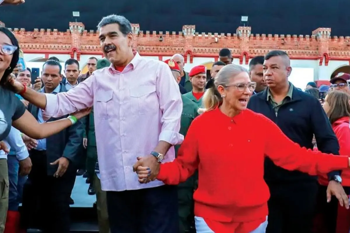 Estados Unidos autoriza al Gobierno de Venezuela el pago de la defensa legal de Nicolás Maduro y Cilia Flores.