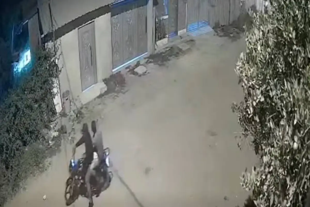 Los dos motociclistas quedaron grabados por cámaras de seguridad tras el atentado en Jaramijó., Foto: Captura de pantalla