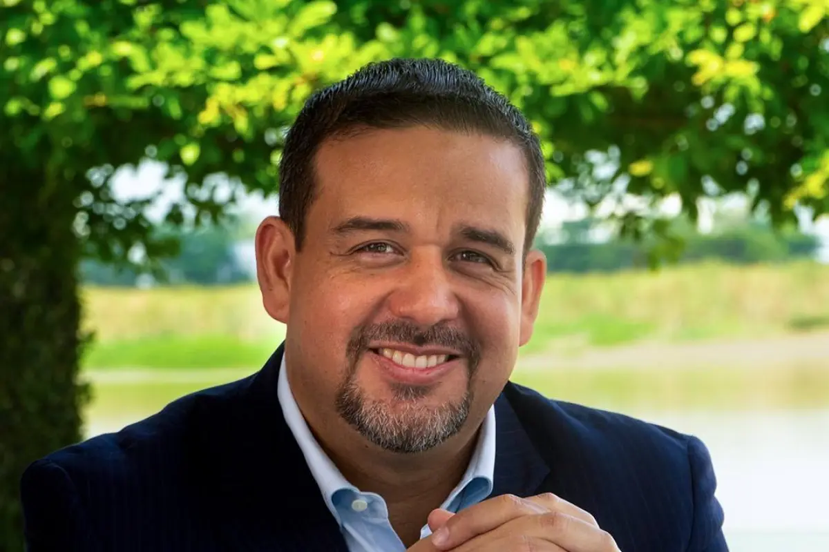 El viceprefecto del Guayas, Carlos Encalada, asume funciones tras decisión del Consejo Provincial.