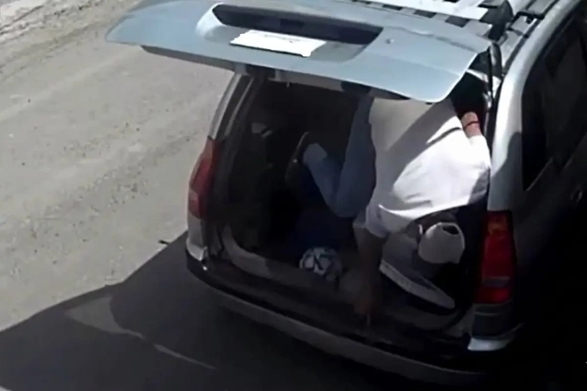 El ladrón al ser descubierto se tiró por la puerta trasera del carro y emprendió la fuga., Redes