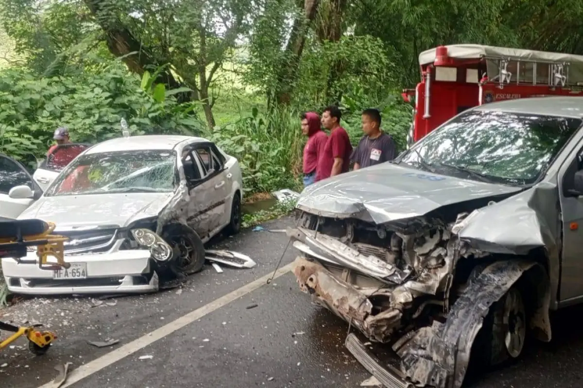 Bomberos acudieron al sitio del accidente de tránsito para atender a las personas heridas., ED