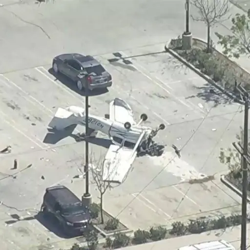 Avioneta cae en estacionamiento de Los Ángeles, Estados Unidos, tras impactar cables eléctricos