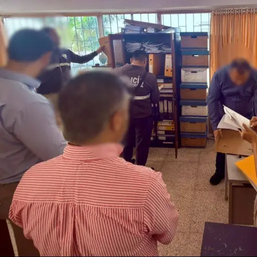Allanan el Municipio de Macará por posible irregularidad en concesiones mineras en Loja; Fiscalía lidera la diligencia