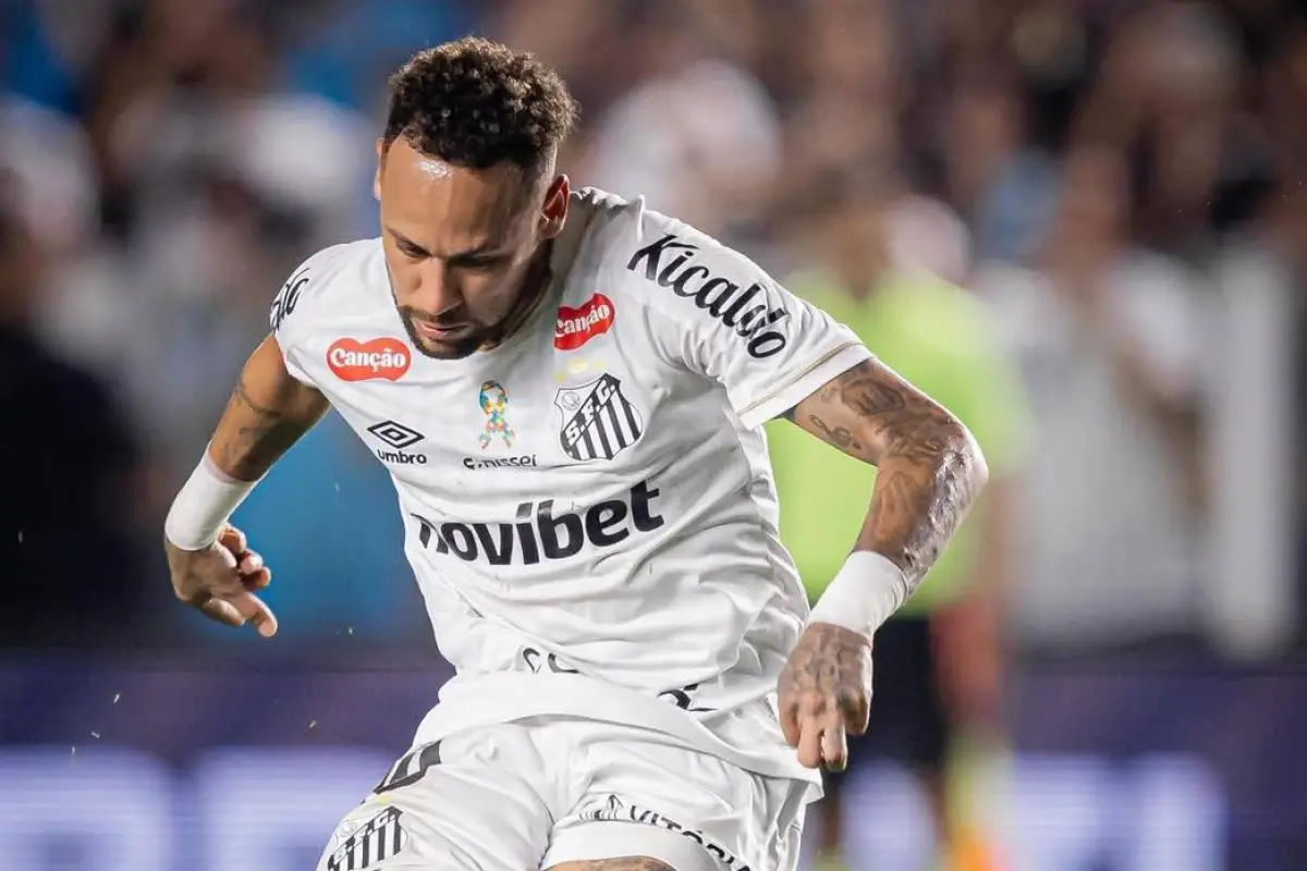 Neymar actualmente juega en el Santos de Brasil