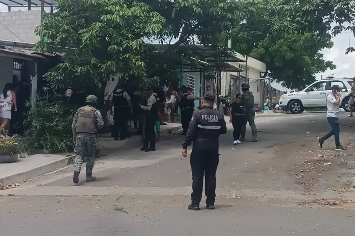El cuerpo de Jhonny Moreira quedó afuera de la casa de su novia en el barrio Cuba., Foto: El Diario
