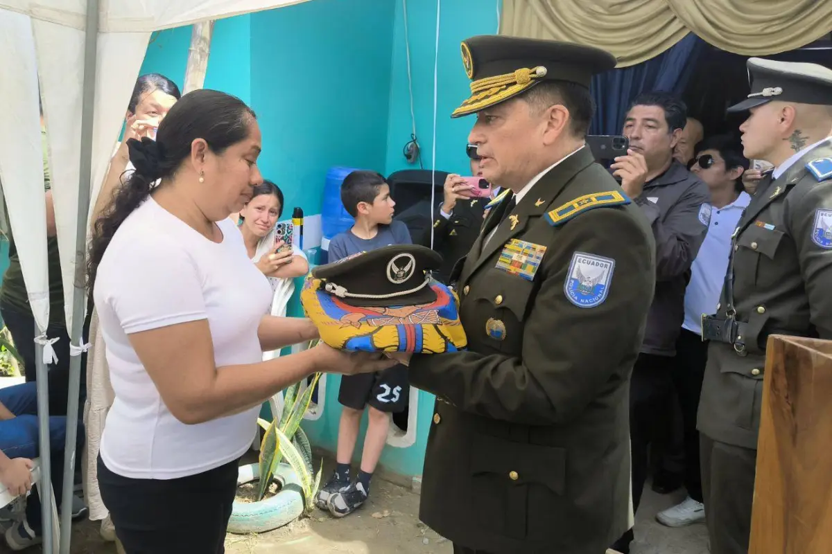 La Policía rindió honores y se solidarizó con la familia del sargento abatido en San Vicente., Policía Nacional