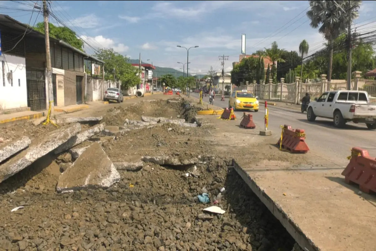 Socavón de 6 metros en la Avenida El Ejército: Vecinos exigen solución tras dos meses de espera