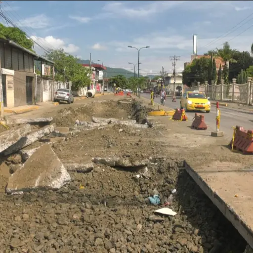 Plazos no se cumplen: Vecinos siguen a la espera de la reparación total del socavón de la avenida del Ejército 