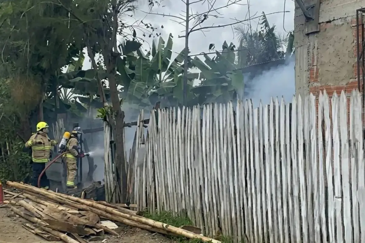 Varios minutos estuvieron los bomberos apagando el fuego en el sitio El Milagro de Picoazá., Redes