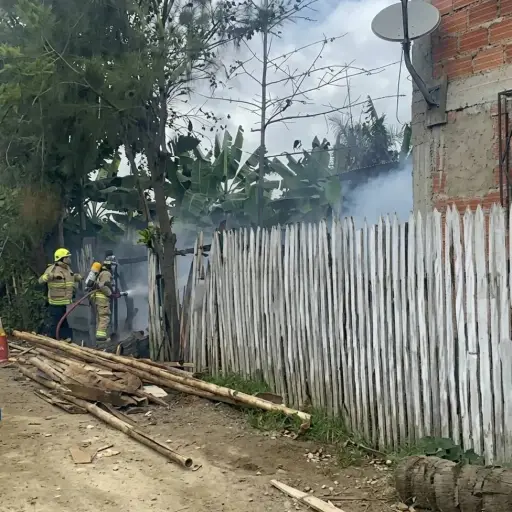 Incendio estructural destruye vivienda de construcción mixta en El Milagro de la parroquia Picoazá