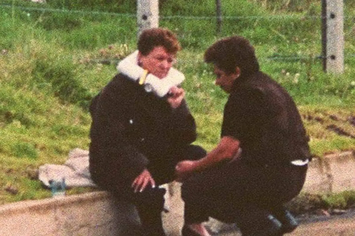 El técnico Jairo López mientras intentaba desactivar la bomba ubicada en el cuello de Elvia Cortés., Foto: Archivo