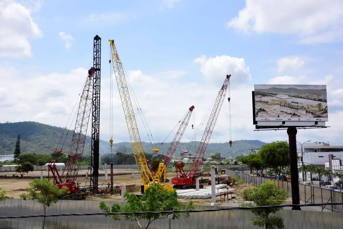 Con maquinarias se realiza el pilotaje, como parte de la estructura que será sismoresistente., El Diario