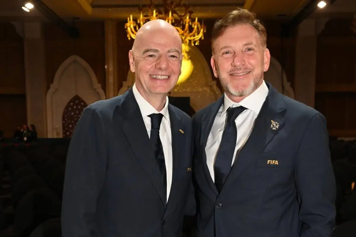 Gianni Infantino, presidente de la FIFA,  y Alejandro Domínguez de la Conmebol llegan a Quito