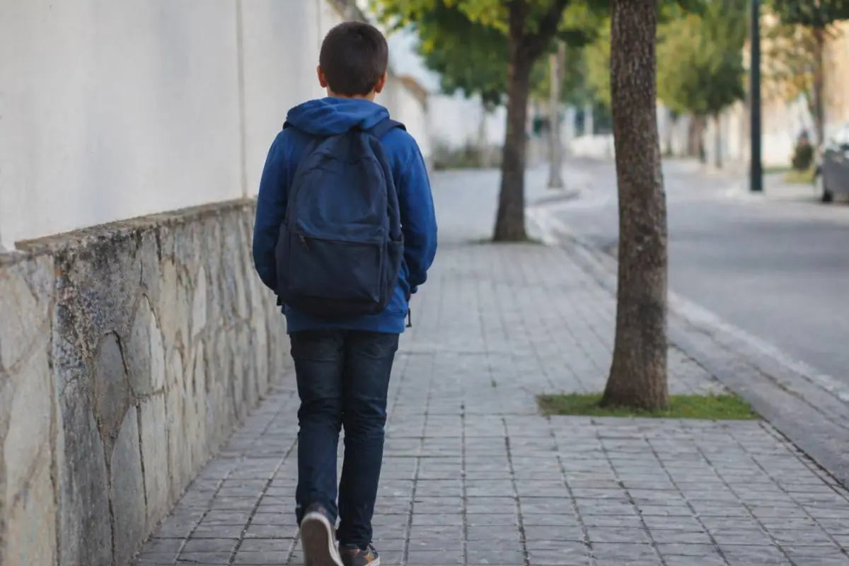 Los niños están cada vez más expuestos a las drogas. , Imagen creada con IA