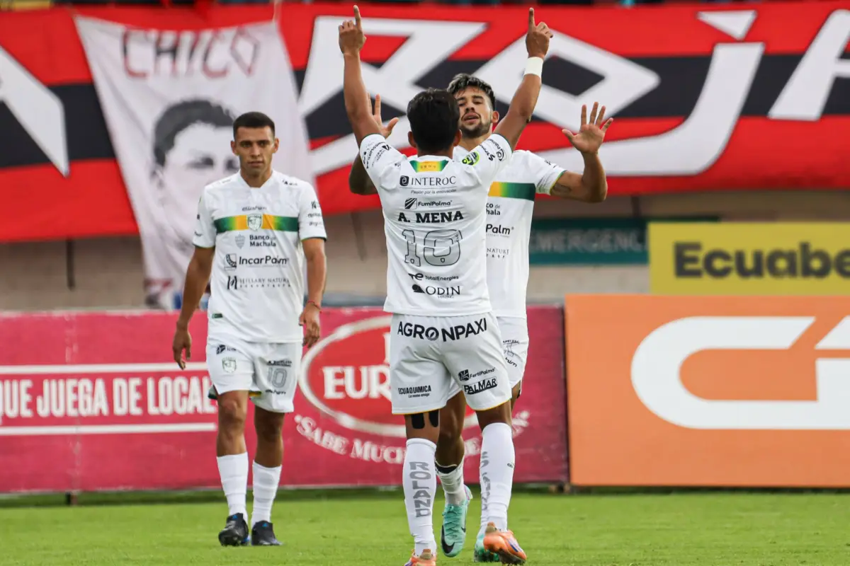 Agustín Herrera y Ángel Mena celebran uno de los goles marcados a Deportivo Cuenca