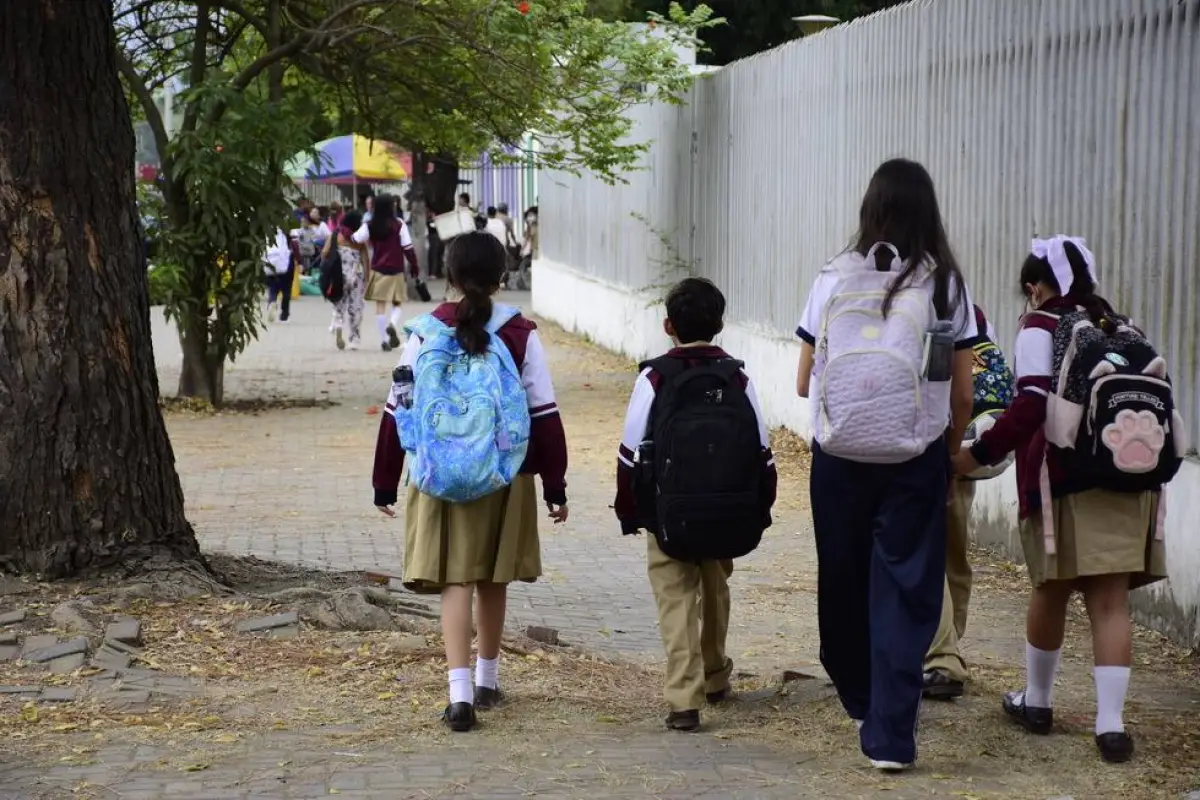 Inicio de clases Costa Ecuador 2026-2027 cronograma escalonado Ministerio de Educación