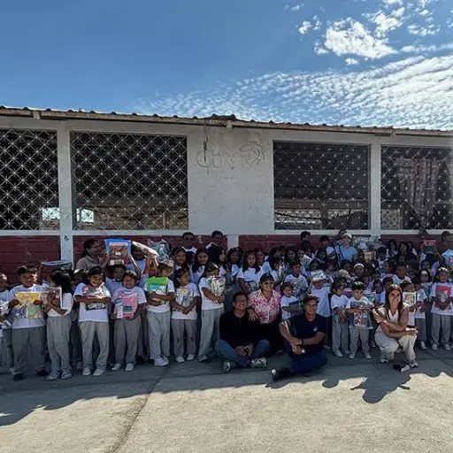Entrega de kits escolares beneficia a más de 400 niños en la parroquia Puná, Guayaquil