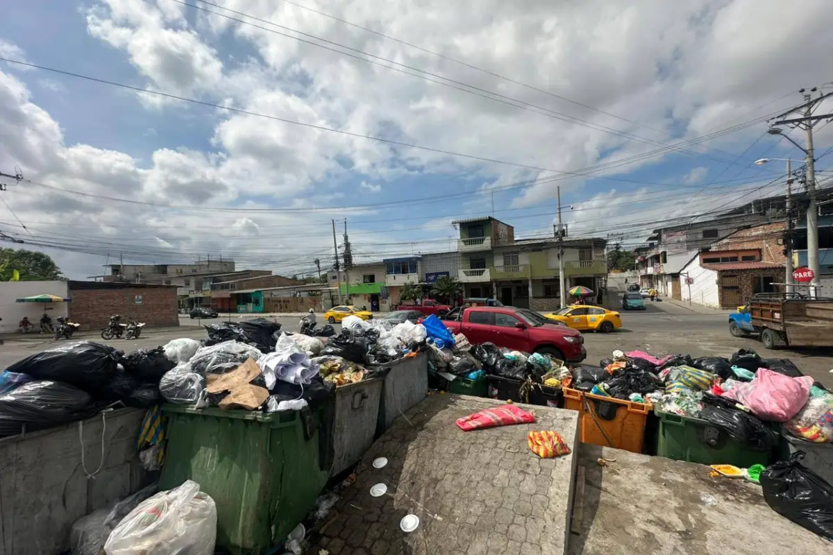Más de doce contenedores desbordan basura y todo tipo de desperdicios en la esquina de los módulos del Nuevo Tarqui (barrio 8 de Enero). , El Diario