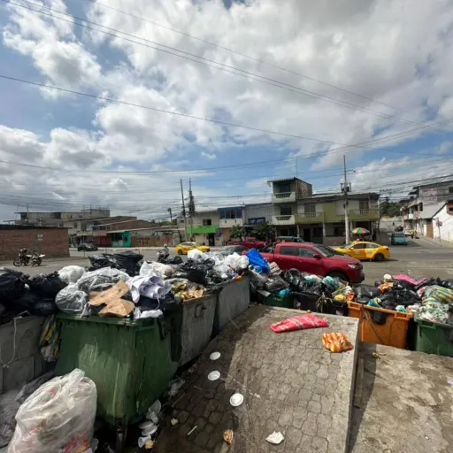 La basura acumulada por huelga obrera dispara la alerta de dengue y leptospirosis