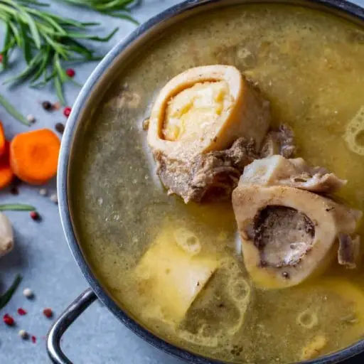 ¿Por qué el caldo de hueso vuelve a ser tendencia en la nutrición?
