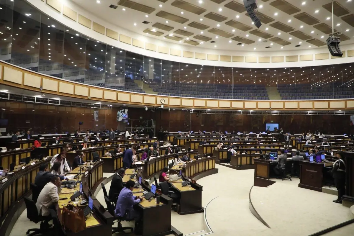 Oposición advierte vulneración a la transparencia por decisión del contralor Torres., X: @AsambleaEcuador. 