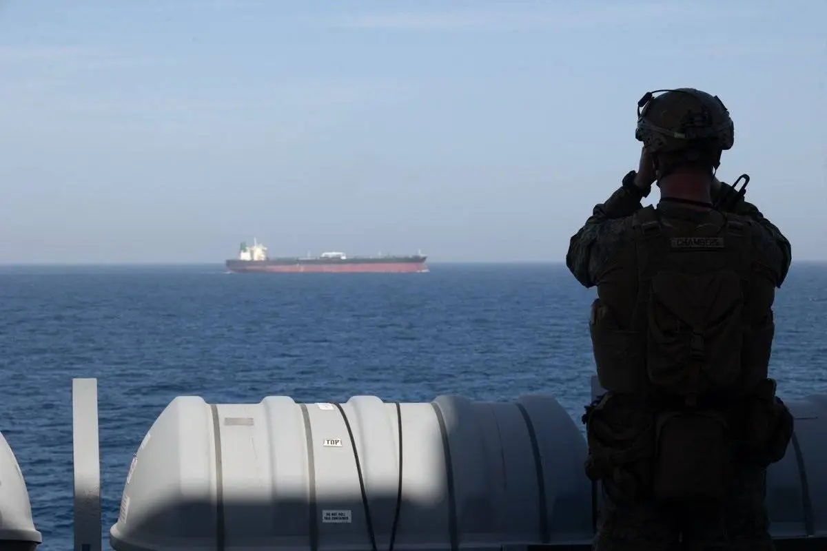 Un marine a bordo del transporte anfibio 'USS New Orleans'  durante el bloqueo impuesto a los puertos iraníes., Europapress