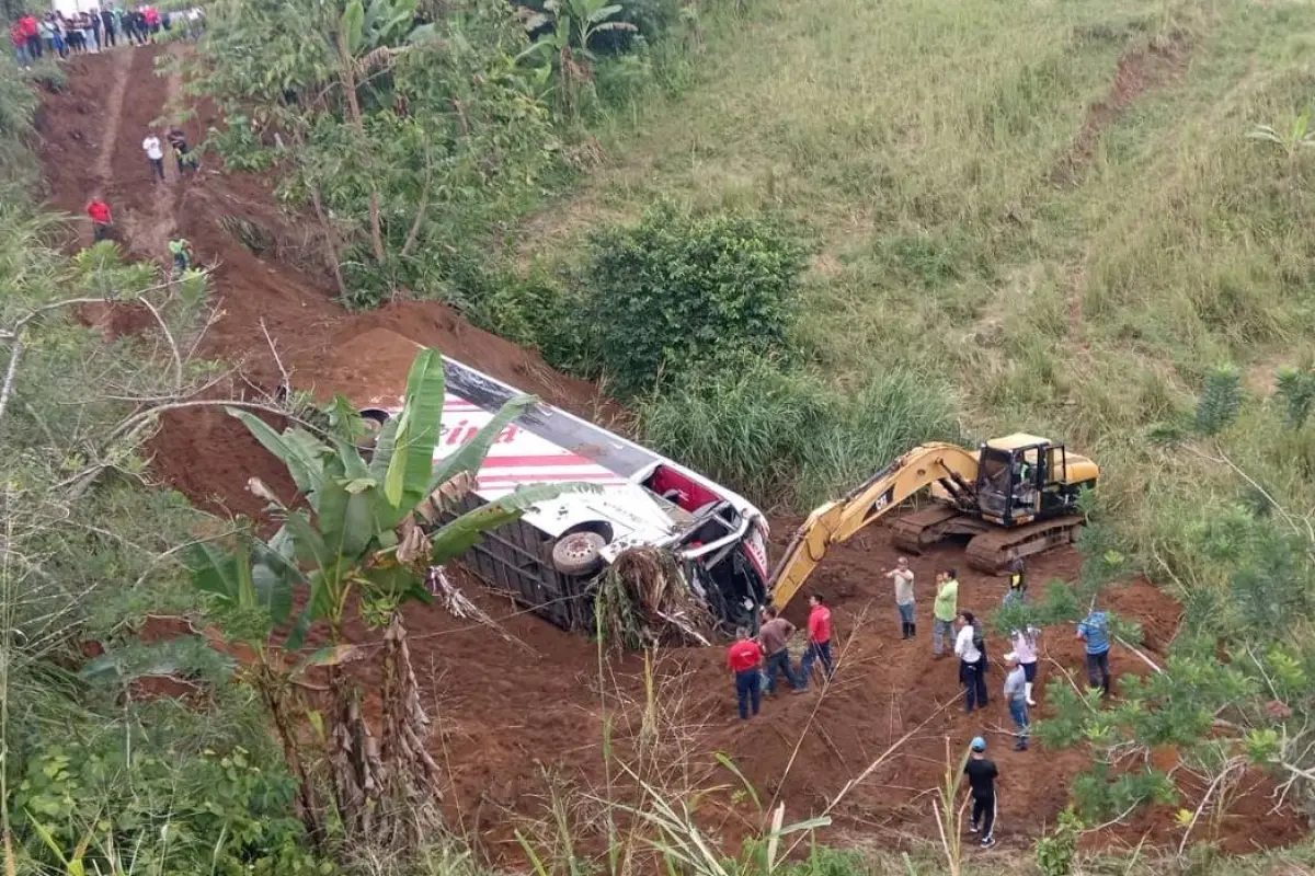 El bus 126 de la cooperativa Reina del Camino fue a parar al fondo de un barranco en la vía el Carmen-Flavio Alfaro., Foto: El Diario