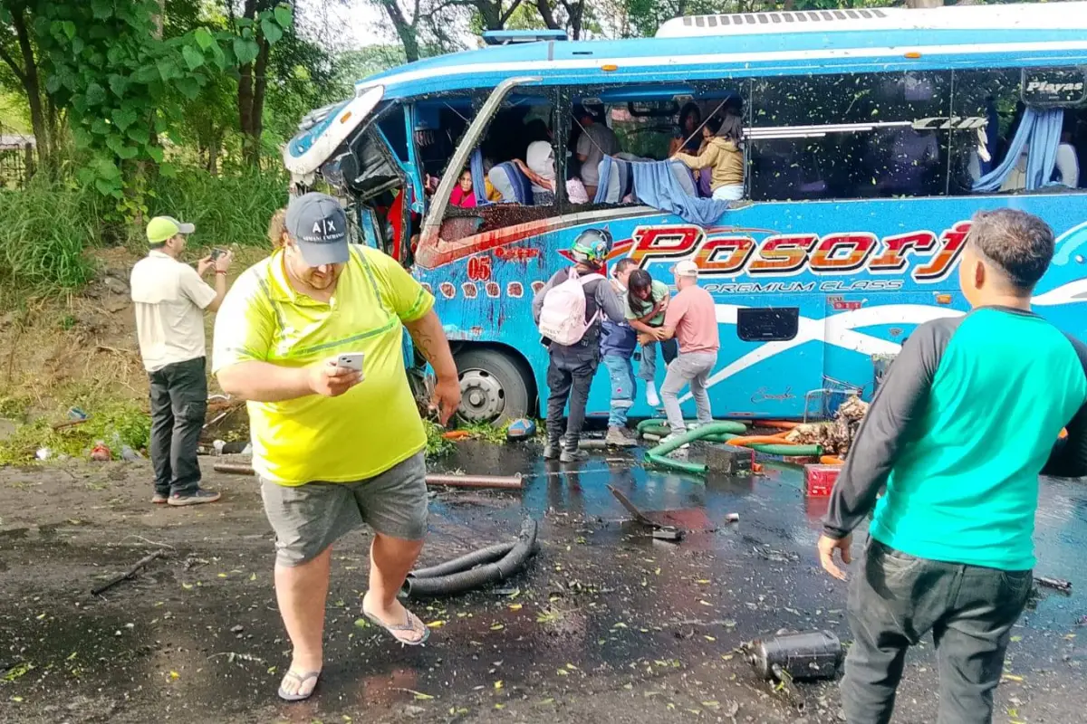 El bus de la cooperativa Posorja quedó a un costado de la vía tras el choque con un tanquero., Foto: Redes Sociales