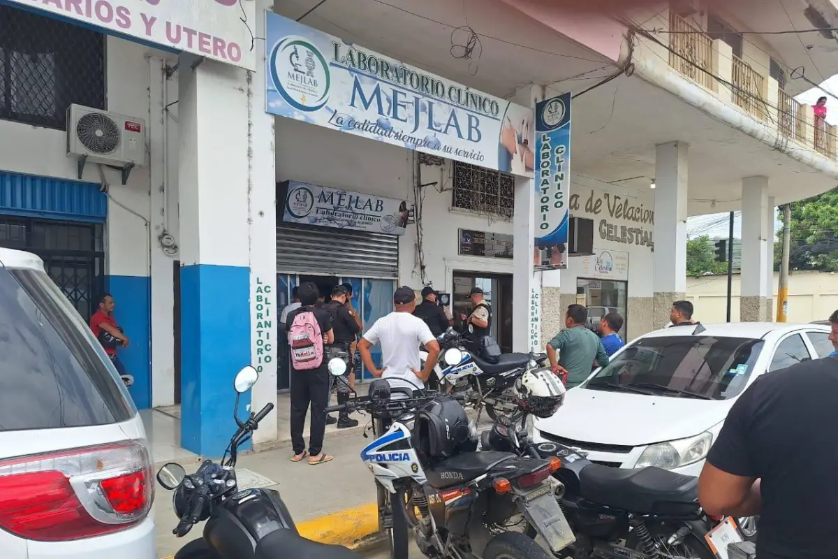 La Policía llegó hasta el laboratorio clínico para investigar lo sucedido., ED
