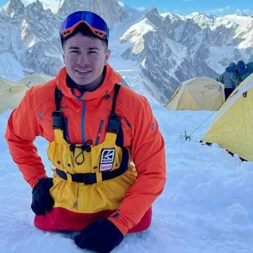 Rustam Nabiev, primer doble amputado en conquistar el Manaslu, busca alcanzar la cima del Everest