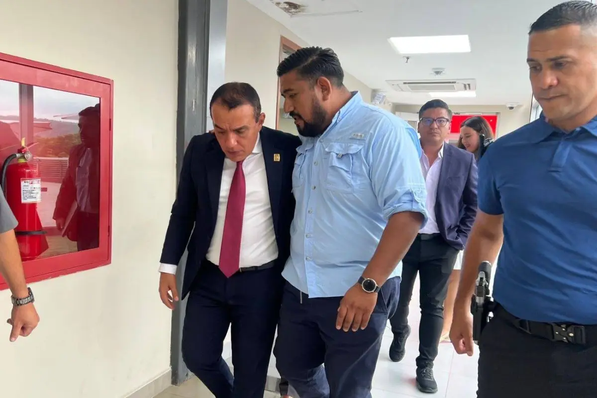 El alcalde Javier Pincay (izquierda) a su salida de la sesión del concejo municipal., El Diario
