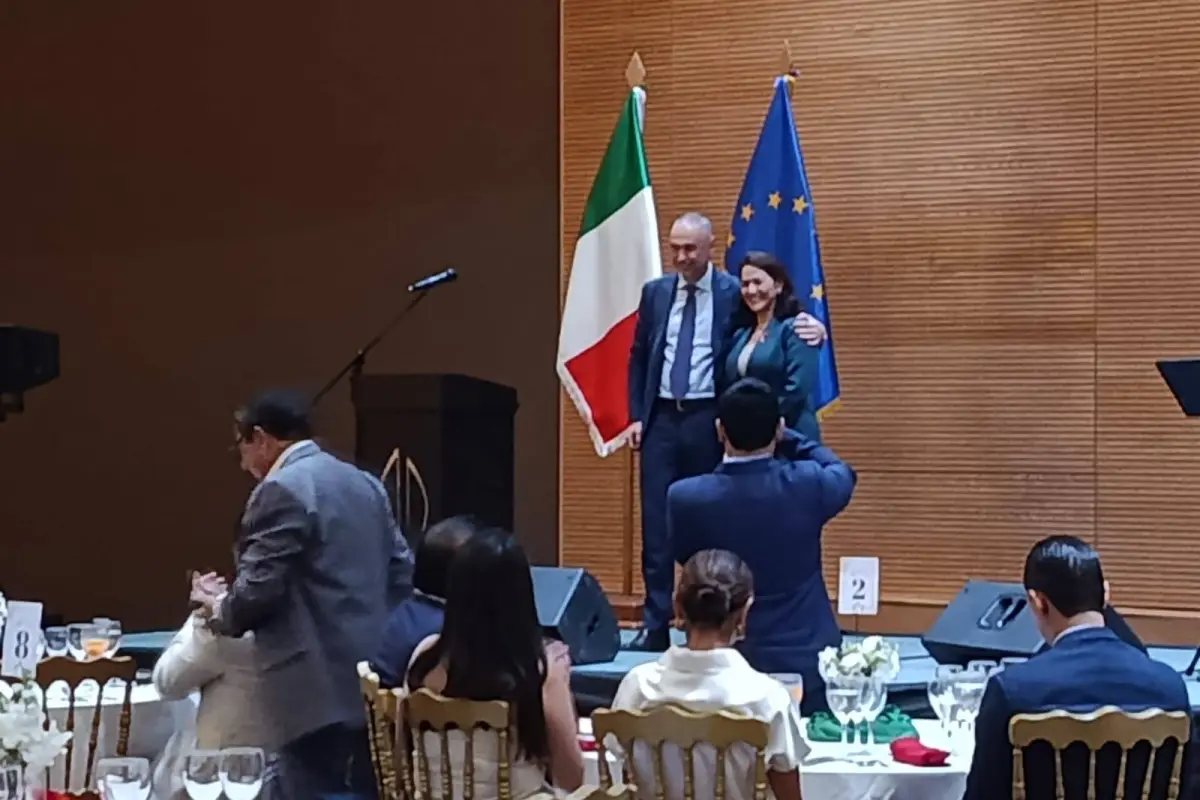Giovanni Davoli, embajador de Italia en Ecuador, junto a Brenda Ratti, corresponsal consular en Manabí., El Diario