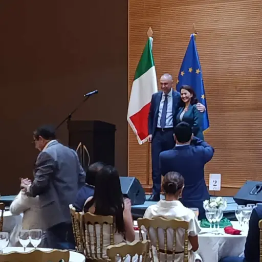 Giovanni Davoli distingue a Cónsul Honoraria Brenda Ratti y resalta vínculos Italia-Ecuador