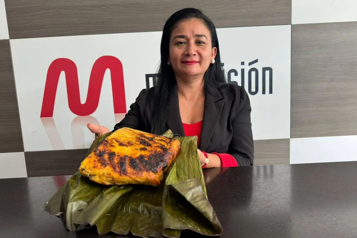 Myrian Rosero muestra una torta de choclo en su visita a El Diario.