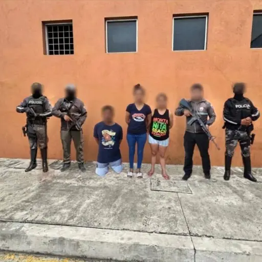 Operativo antidrogas en Manta deja tres detenidos y más de 1.600 gramos incautados