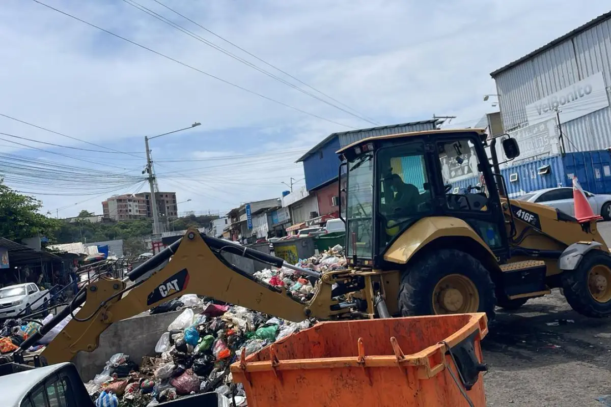 Alrededor de las 15h00 de este jueves 23 de abril de 2026, maquinaria retiraba el montículo de basura en la esquina del mercado del Nuevo Tarqui., El Diario