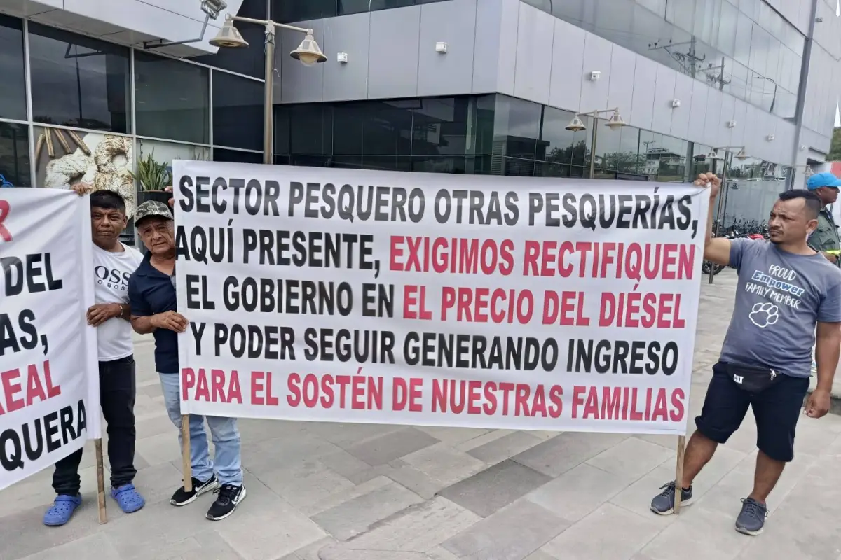 Con pancartas, los pescadores reclamaron durante una reunión que el Gobierno rectifique el precio del diésel., El Diario