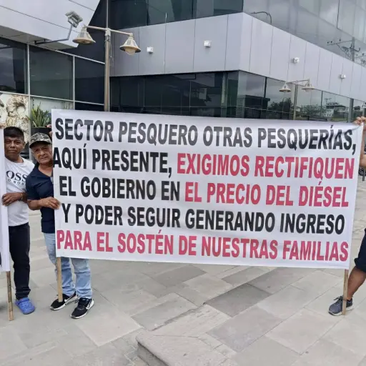Pescadores rechazan compensación y exigen subsidio directo a combustible tras reunión con Ministro en Manta
