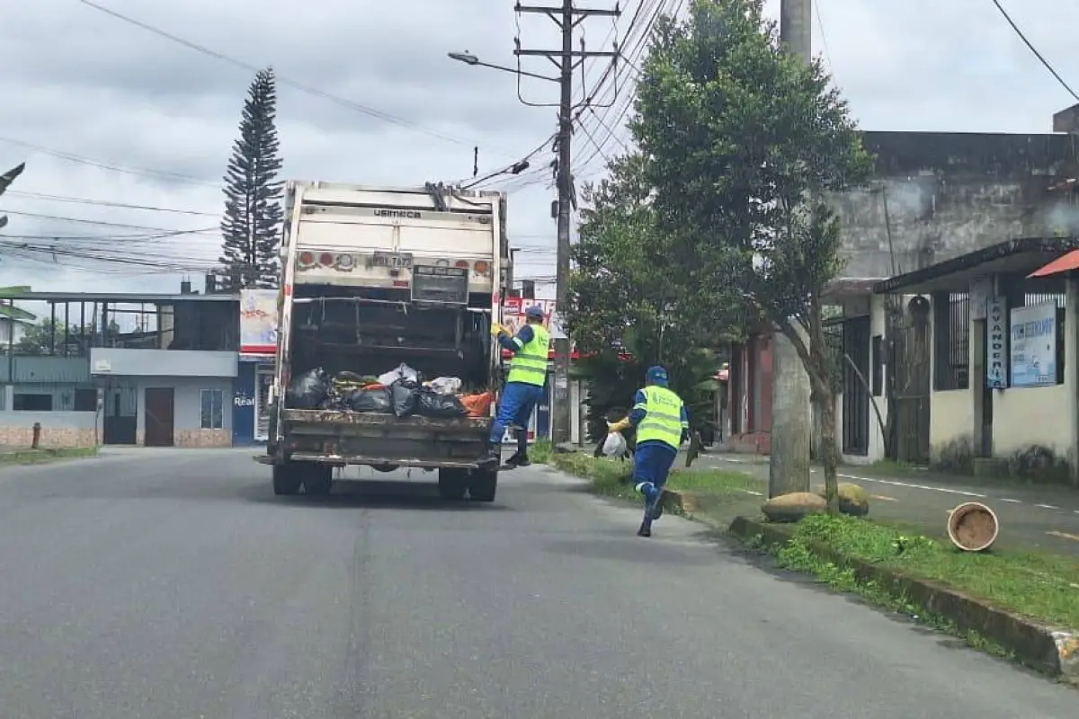 Municipios deben ajustar la recolección de basura ante el toque de queda en Ecuador
