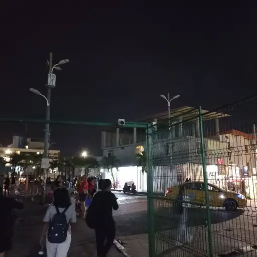 Estudiantes nocturnos de la ULEAM exigen a CNEL restablecer luminarias para frenar la delincuencia