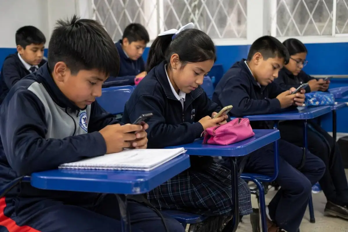 Nuevo reglamento prohíbe celulares en niveles básicos y restringe su uso en bachillerato., Inteligencia Artificial. 