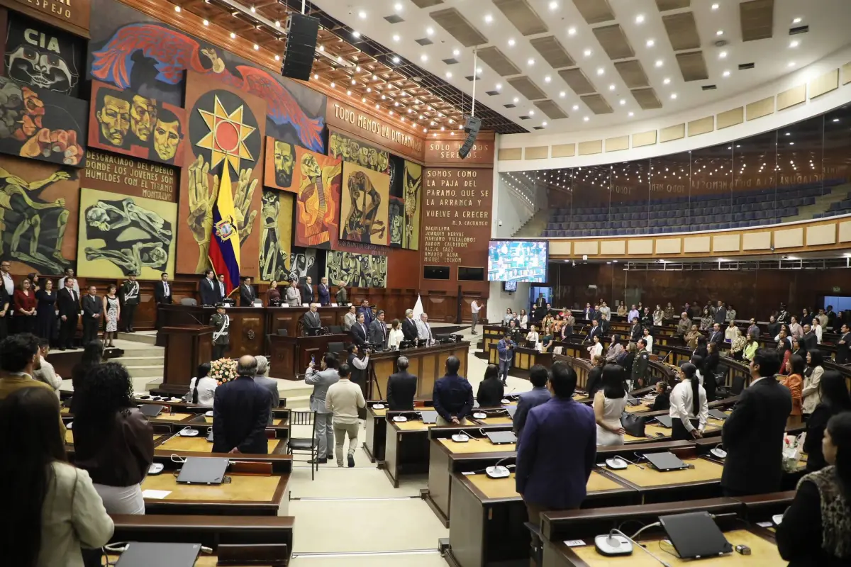 Asambleístas de la Comisión de Transparencia debaten sobre declaraciones patrimoniales de funcionarios públicos en Ecuador.